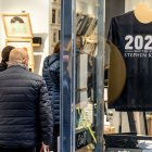Una tienda de camisetas en la calle Sierpes de Sevilla, durante este puente.