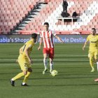El central Cuenca con el balón controlado en una jugada ante el Málaga.
