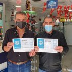 Jesús Sánchez Vico y Jesús Sánchez Bautista, del punto de venta Loterías Jesús.