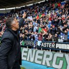 Homenaje de la afición del Reading a José Gomes.