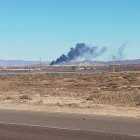 La columna de humo negro es visible desde distintos puntos.