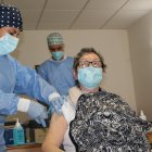 Remedios recibe la primera vacuna.