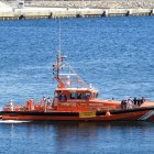 Llegada de los ocupantes de una patera al Puerto de Almería (@HÉROESDELMAR)