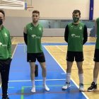Antonio Rodríguez hablando con la plantilla de Unicaja Costa de Almería.