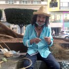 Alfonso Salmerón Antequera, espartero, con su sombrero, bajo el ficus centenario del Paseo.