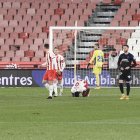 Curiosa imagen del goleador de rodillas agradeciendo a Dios la tres goles que le hizo a la Ponferradina.