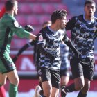 Lucas Robertone celebrando con Ivanildo Fernandes el 1-2 del Almería.