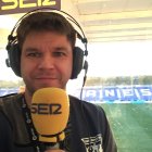 Óscar Egido en la cabina de la Cadena SER en Butarque.