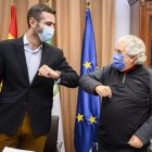 Ramón Fernández-Pacheco, alcalde de Almería, y Carlos de Paz, del colectivo Desencuadre, tras la firma del convenio.