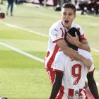 Corpas abraza a Sadiq en el primer gol frente al Alavés.