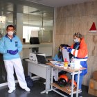 Personal sanitario en la Bola Azul en la realización de las pruebas.