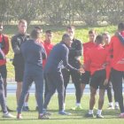 José Gomes hablando con los jugadores rojiblancos.