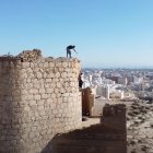 Fotograma del vídeo publicado en YouTube en el que jóvenes hacen ‘parkour’ en este entorno protegido.