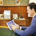 Javier A. García con el primer número de \'Real\'.