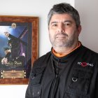 Juan Miguel Fernández Viedma ante el cartel de Jesús del Gran Poder.