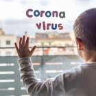 Un niño mira por una ventana.