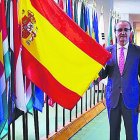 Jesús Miranda Hita, junto a la bandera española, en la sede de Naciones Unidas