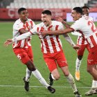 Jorge Cuenca celebrando el 3-1 al Castellón con Ivanildo y Samú.