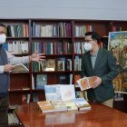 Francisco Alonso y Manuel Guzmán, con las nuevas publicaciones del IEA.