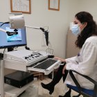 La doctora Paloma Villalobos con el nuevo electromiógrafo.