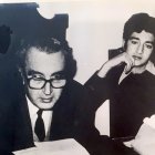 El abogado Juan Pérez y Pérez, en su despacho, junto a su hijo José Arturo, en su época de estudiante en una foto de Carlos Pérez Siquier.