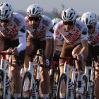 Llega un equipo dispuesto a animar la carrera.