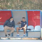 Un entrenador y un banquillo donde reflexionar en soledad.