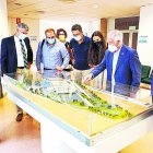 Gabriel Amat, con directivos del Hospital Torrecárdenas, junto a la maqueta.