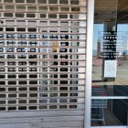 Un negocio de la capital cerrados por las restricciones de la junta.