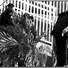 Foaud N., a la izquierda, lleva a tres migrantes desembarcados a la Estación Intermodal de Almería