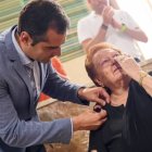 Isabel Simón, la churrera de El Alquián, recibe emocionada el Escudo de Oro de Almería de manos del alcalde.