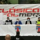 Mesa presidencial de la reunión de directores.