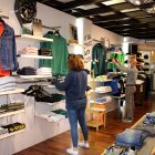 Una tienda de ropa, preparándose para abrir el pasado sábado en la capital.