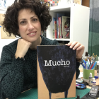 Sol Ruiz posa con un ejemplar del álbum ilustrado ‘Mucho’ en su academia de artes plásticas.