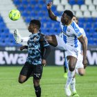 Omeruo le quita el balón a Ramazani durante el Leganés-Almería.