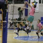 Lucha de Ignacio Sánchez en la red durante el partido de la primera vuelta.