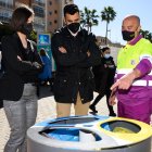 Representantes del Ayuntamiento y un trabajador observan una de las nuevas papeleras