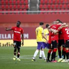 Celebración del Mallorca mientras el Almería se marcha cabizbajo.