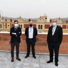 El concejal Carlos Sánchez junto con el Hermano Mayor de la Macarena en la azotea de las obras de la casa de Hermandad