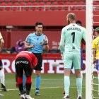 Ortiz Arias advierte al portero del Almería a los 6 minutos de juego.
