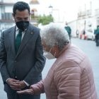 Juanma Moreno charla con una mujer, ambos con la mascarilla puesta, en una imagen de archivo.