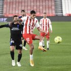 Samú Costa es un líder en el centro del campo del Almería.