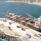 Carga de yeso en el Puerto de Garrucha procedente de la cantera de Sorbas.