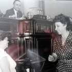 Virtudes Castro (a la derecha) en una votación en el Congreso de los Diputados en 1977, junto a su compañera y amiga Amalia Miranzo.