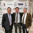 Sergio Domínguez junto a su padre y el presidente de la Diputación Provincial, Javier A. García, en la presentación de la Clásica.