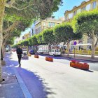 Usuario de patinete eléctrico circulando por el carril saludable del Paseo de Almería