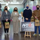 Acto de entrega de los kits en \'Artés Hiperpinturas\'.