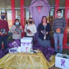 El concejal de Cultura, Manu Abad; el coordinador de la Biblioteca Municipal, Antonio Adamuz; y representantes de la Asociación Adarve del Río.