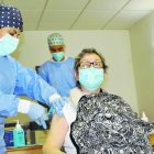 Primera almeriense que recibió la vacuna de Pfizer.