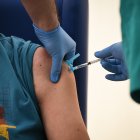 Un hombre recibe la primera dosis de la vacuna Astrazeneca en Valencia.